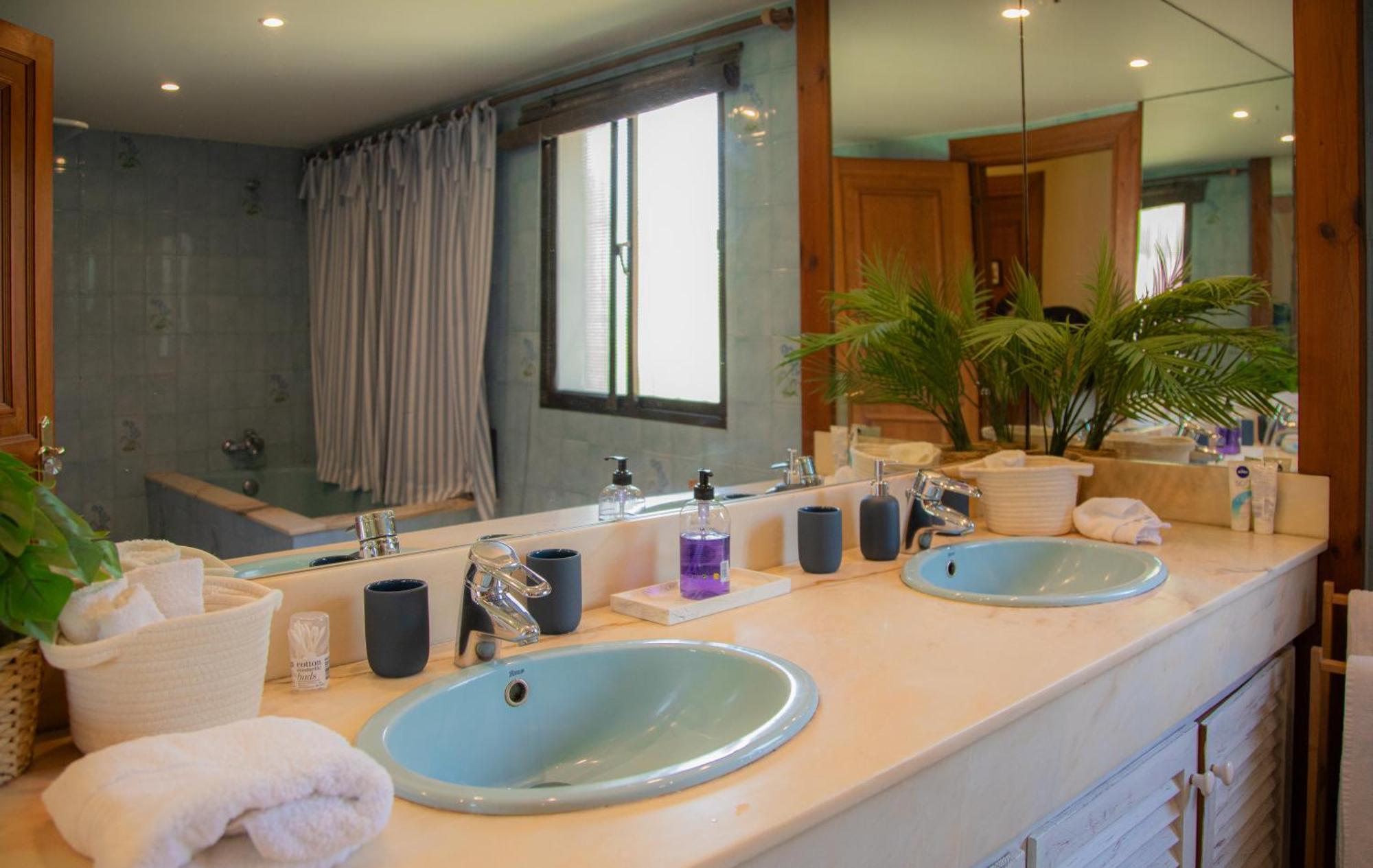 7 Bedrooms Villa