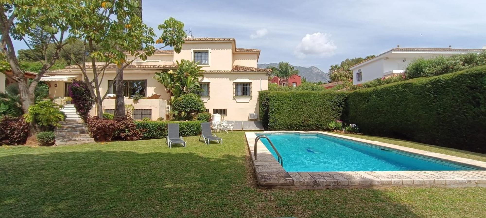 7 Bedrooms Villa