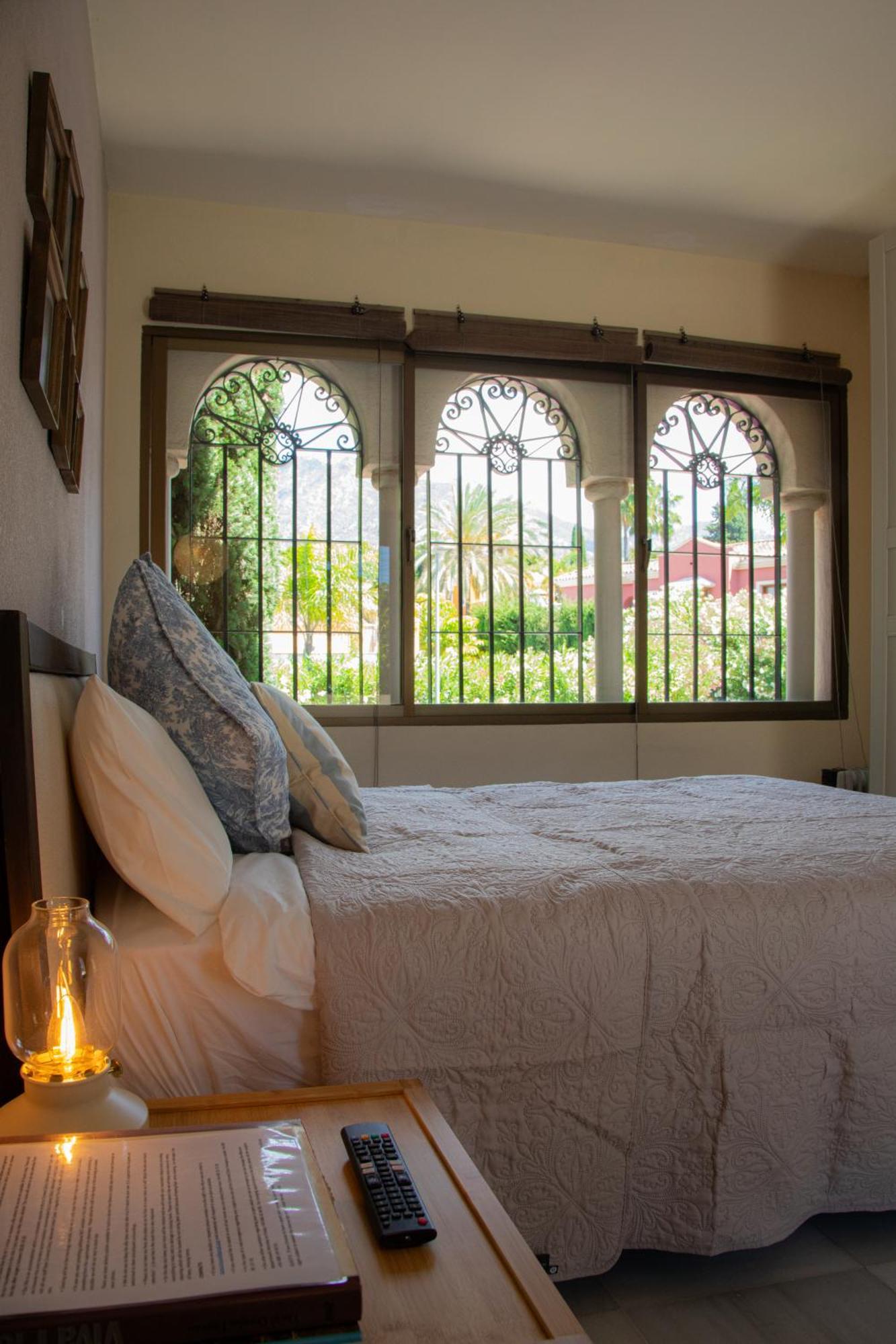 7 Bedrooms Villa