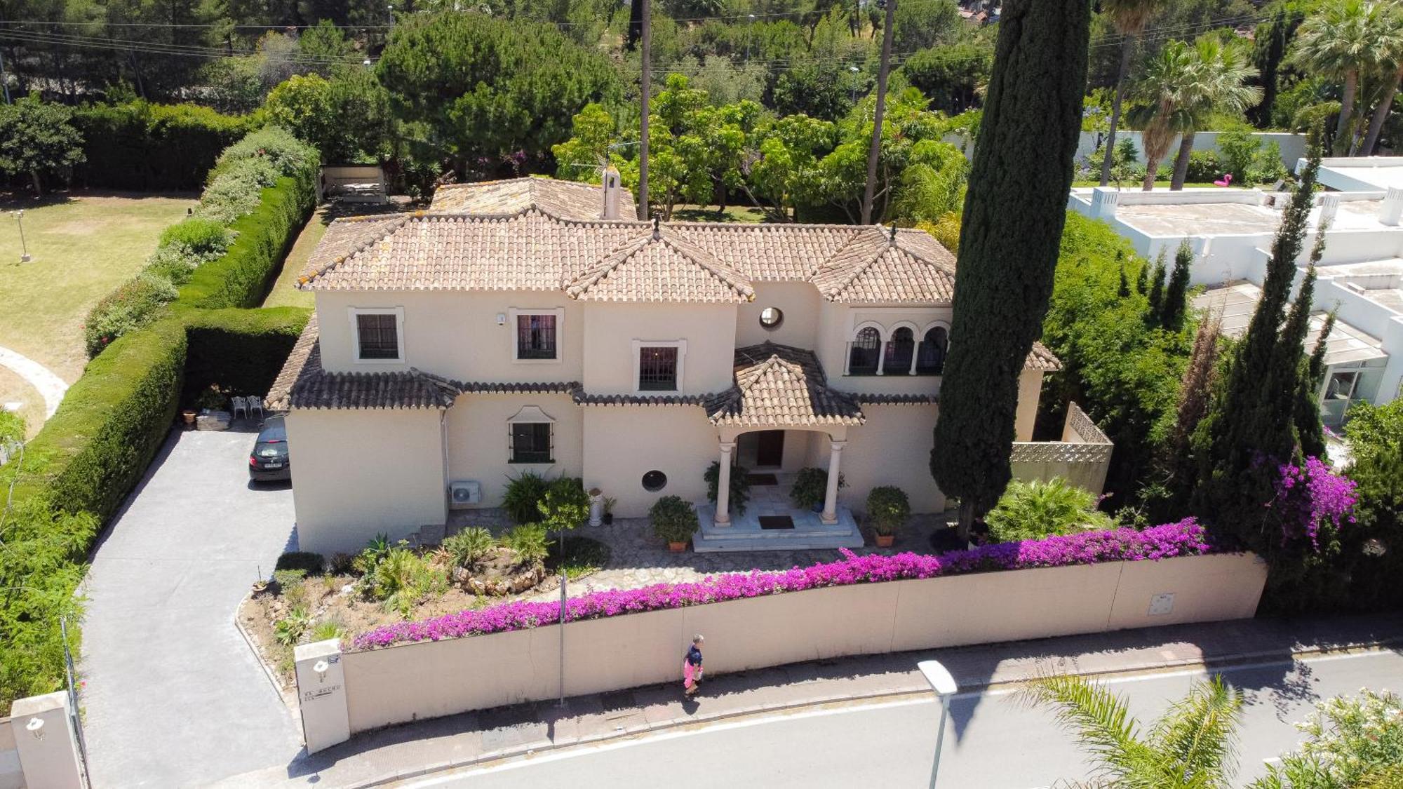 7 Bedrooms Villa *