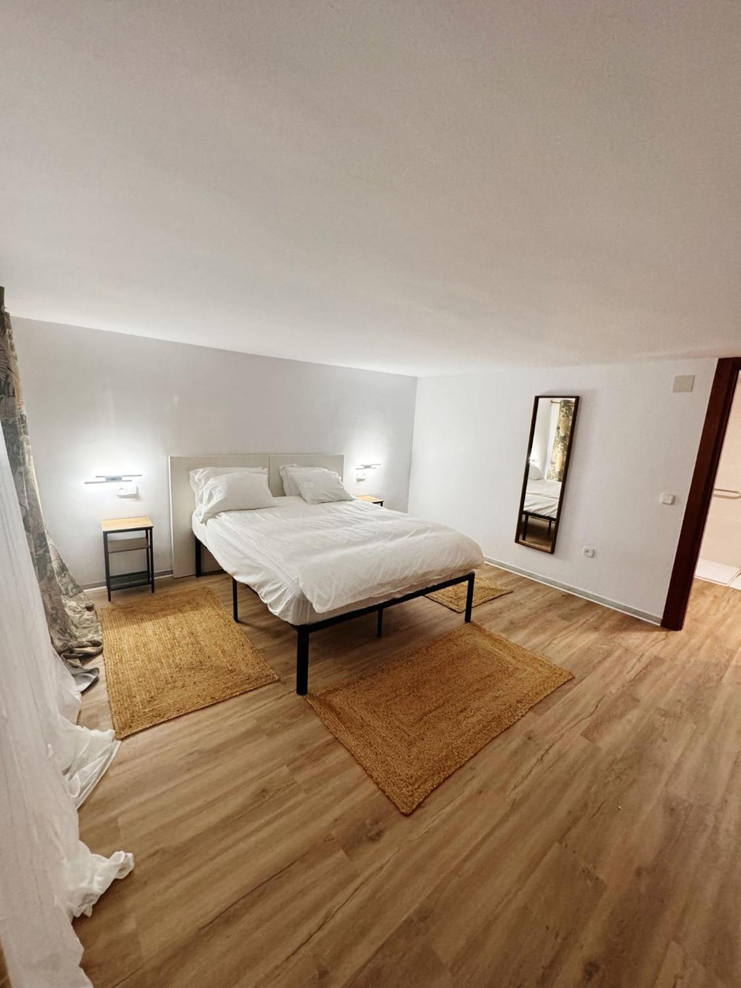 7 Bedrooms Villa *
