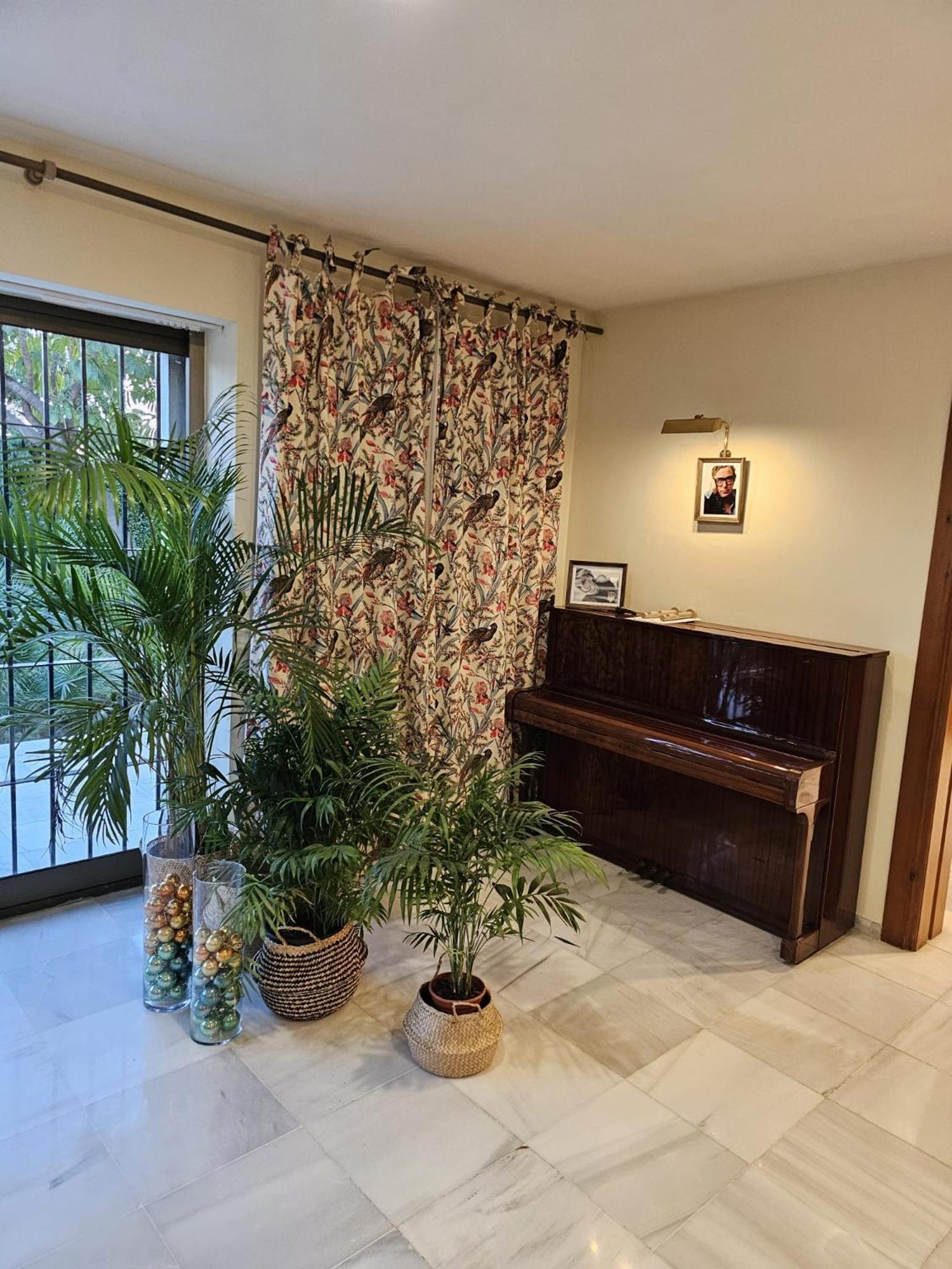 Villa 7 Bedrooms *